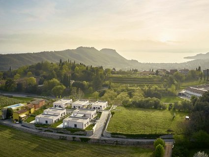 Villa di lusso sul Lago di Garda: un’esclusiva oasi di quiete Villa di lusso sul Lago di Garda: un’esclusiva oasi di quiete