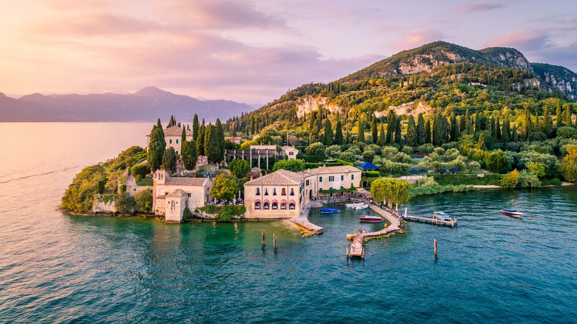Villa di lusso sul Lago di Garda: un’esclusiva oasi di quiete Villa di lusso sul Lago di Garda: un’esclusiva oasi di quiete